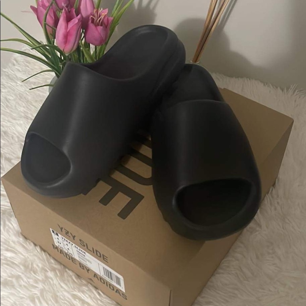 Yeezy Slides size 5 women size 4 men , brand new , fits smaller to the owner